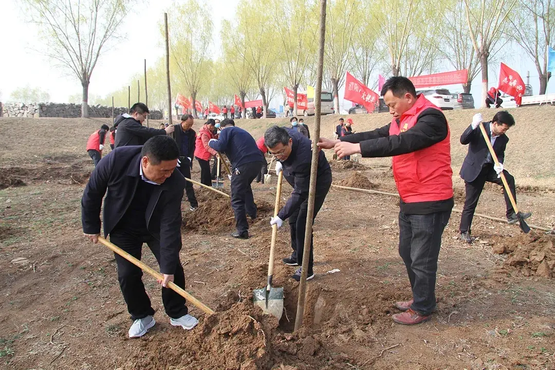 华信集团3.12植树节积极参与白堽乡政府组织的全民植树造林活