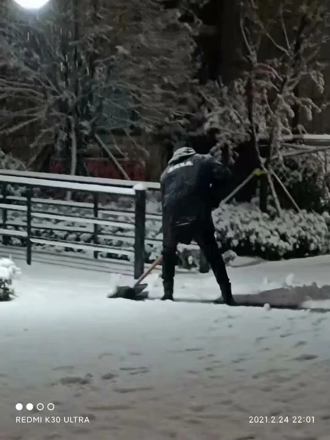 华信物业|风雪弥漫除冰雪,守护业主安全行