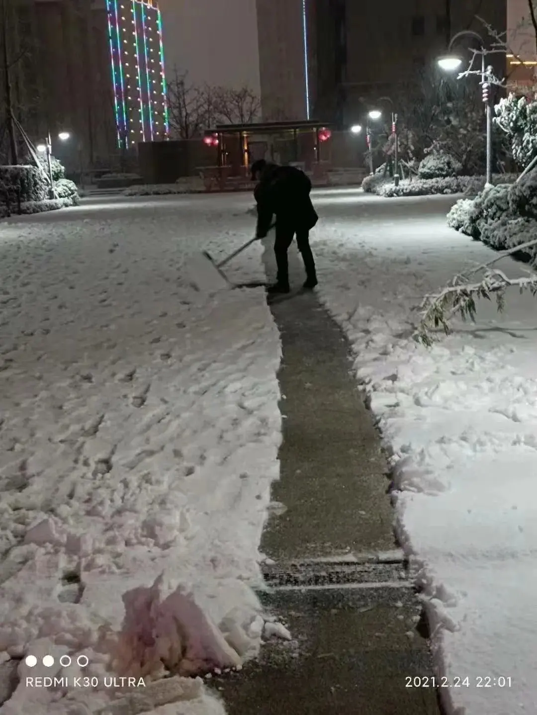 华信物业|风雪弥漫除冰雪,守护业主安全行