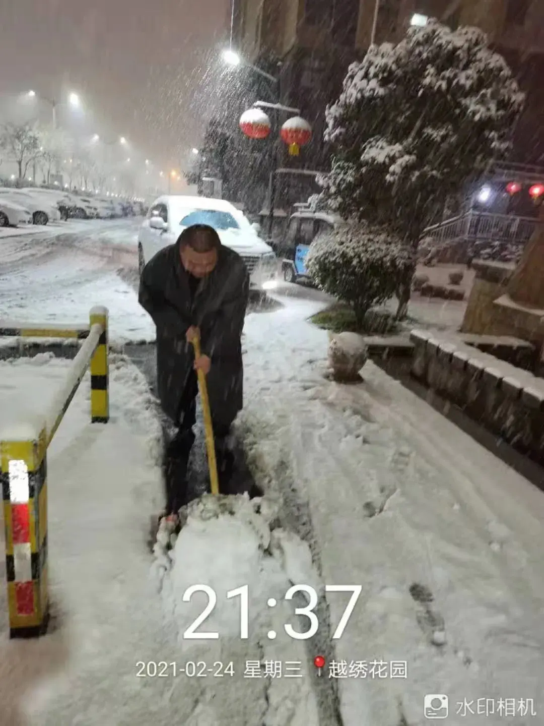 华信物业|风雪弥漫除冰雪,守护业主安全行